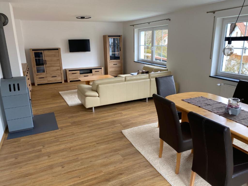 a living room with a table and a couch at Ferienwohnung unterm Äpflet in Furth im Wald