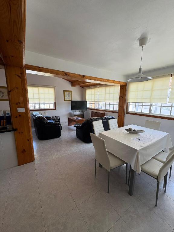 a living room with a white table and chairs at Alojamiento caral in Laxe