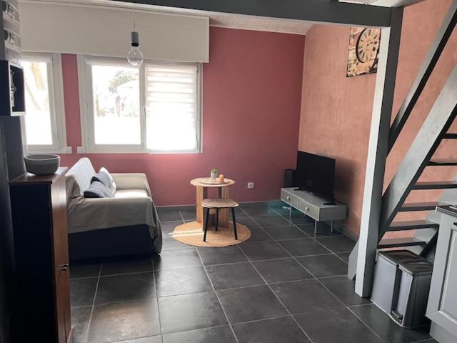 a living room with a couch and a table at Biscalove in Biscarrosse