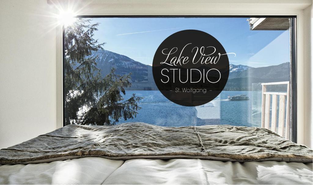 ein Fenster mit einem Schild, das das Studio mit Seeblick liest in der Unterkunft Lakeview Studio in St. Wolfgang