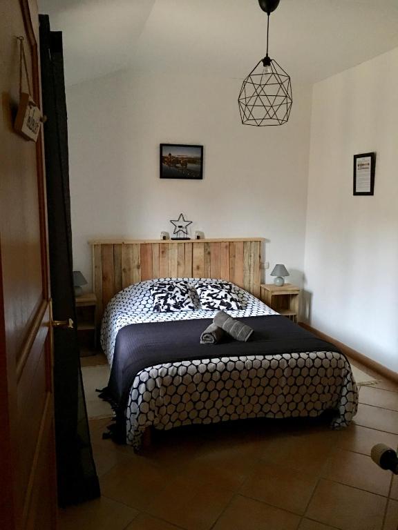 a bedroom with a bed in a room at Toulouse in Bazus
