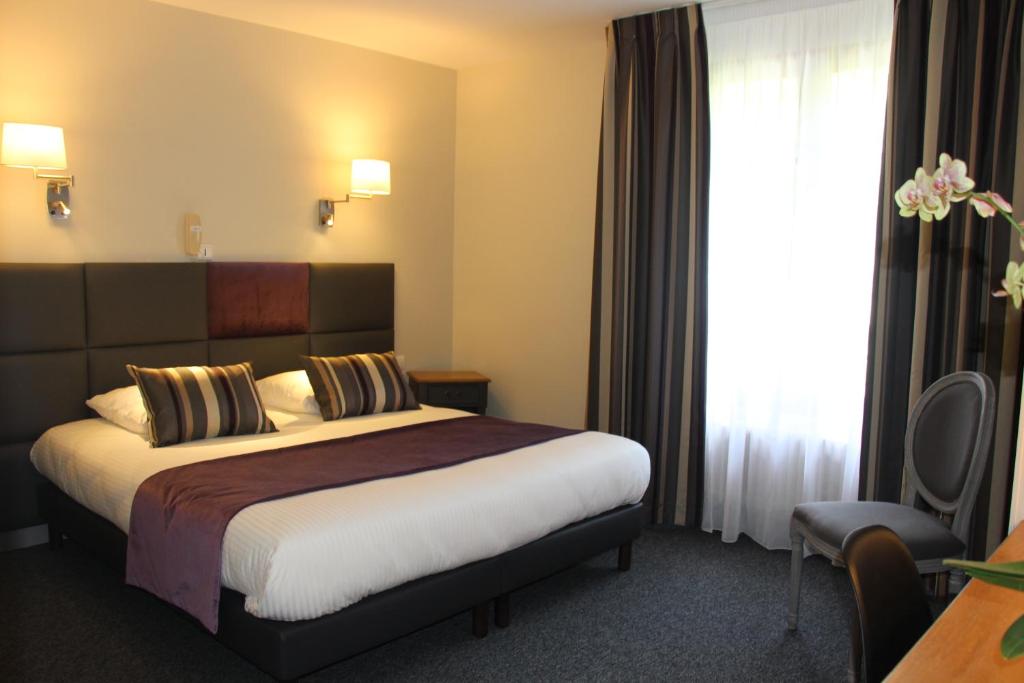 Postel nebo postele na pokoji v ubytování Hôtel Spa & Restaurant Ô Pervenches