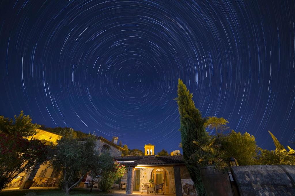 a starry night with the milky way over a house at Hôtel La Garenne in Labeaume