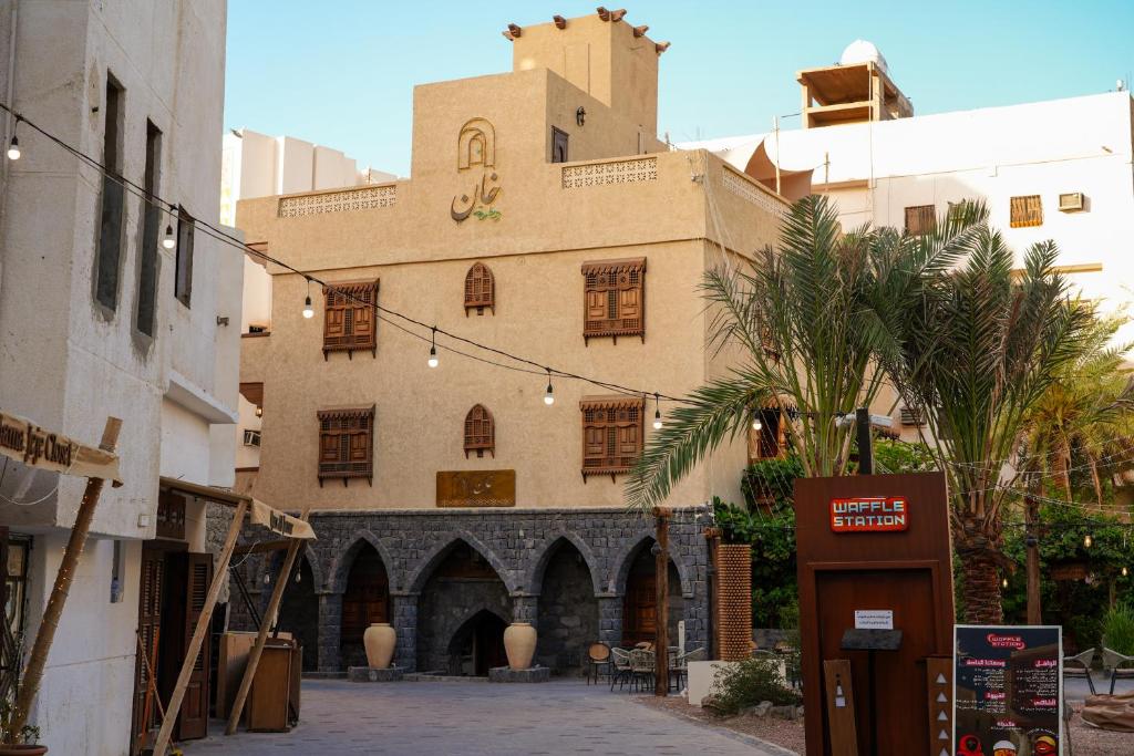 a building with a clock on the side of it at بوتيك خان عطره in Medina