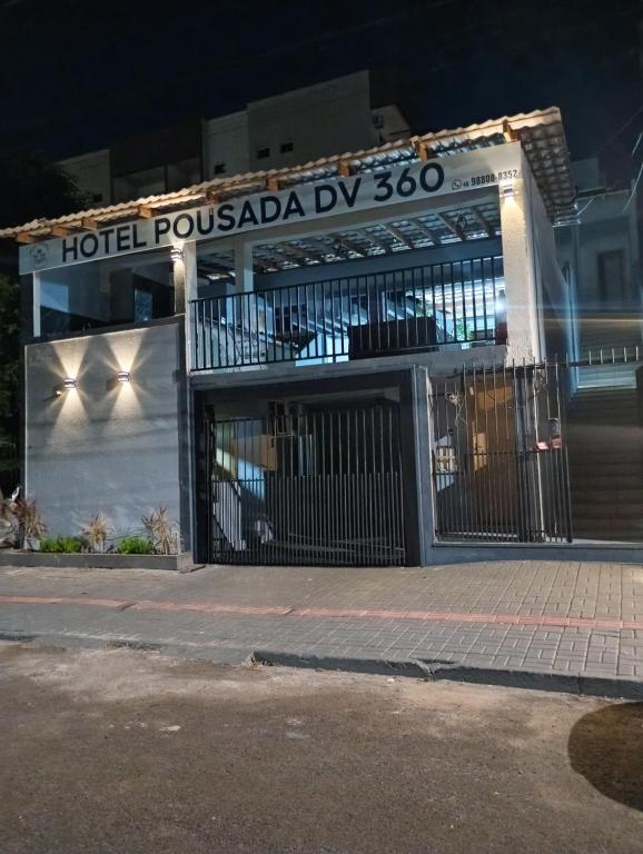 a hotel poza dvr sign on the front of a building at Hotel Pousada DV 360 in Dois Vizinhos