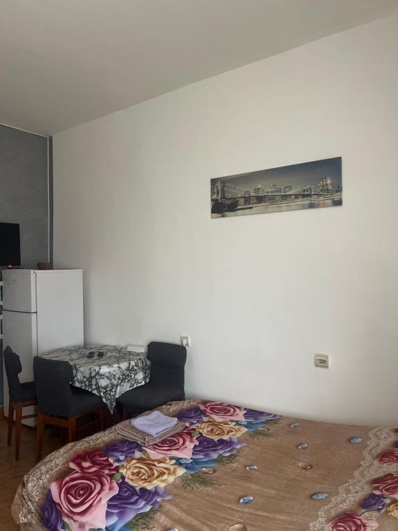 a room with a bed and a table and chairs at Apartman Stil in Kruševac