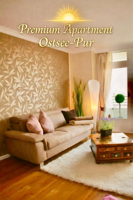 a living room with a couch and a table at Premium Apartment-OstseePur-inklusive Parkplatz-Wlan-Strand-und Citynähe in Timmendorfer Strand