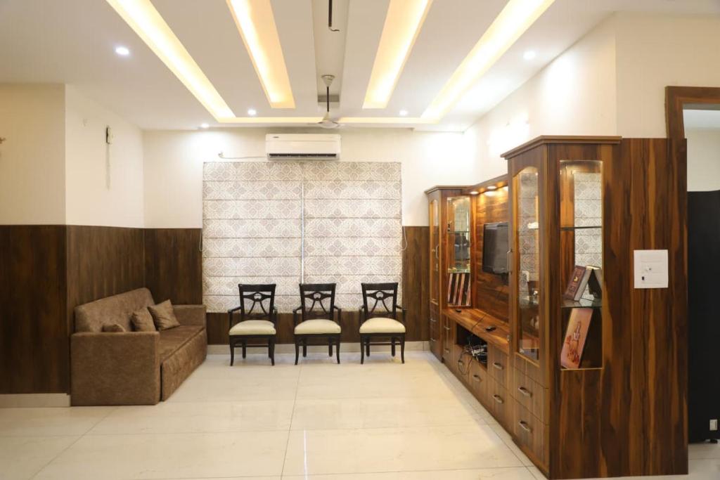 a waiting room with a group of chairs and a couch at Aashray in Dehradun
