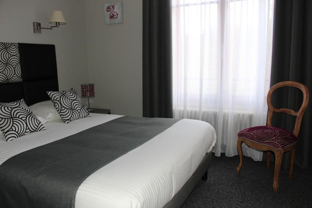Postel nebo postele na pokoji v ubytování Hôtel Spa & Restaurant Ô Pervenches