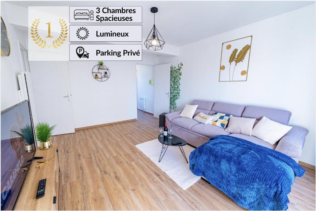 a living room with a couch and a table at 5 lits, 3Ch, 100m2, Free Parking, Spacieux in Pau