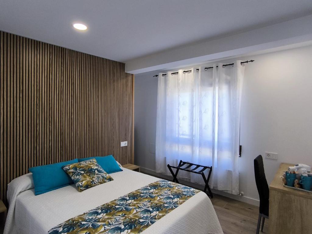 a bedroom with a bed and a window at Hostería VISTAPARK in El Astillero