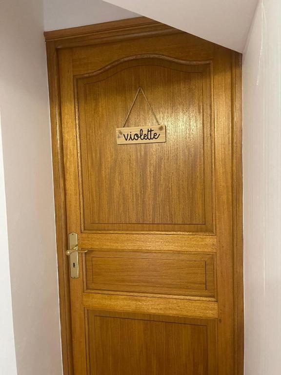 a wooden door with a welcome sign on it at Violette in Bazus