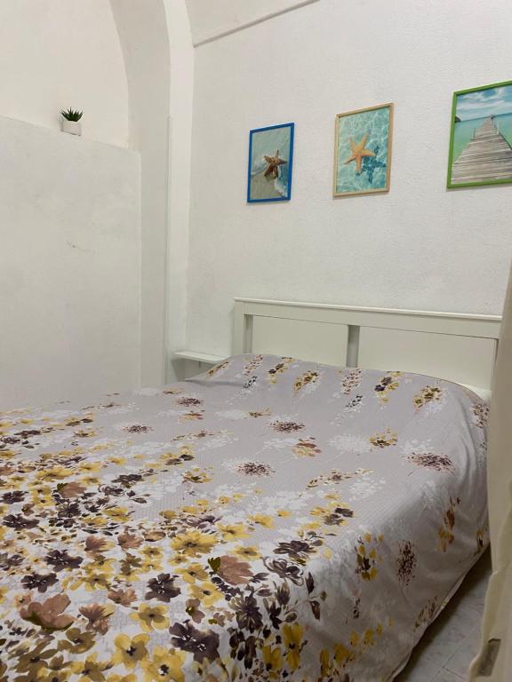 a bedroom with a bed with flowers on it at Little house in Vasto