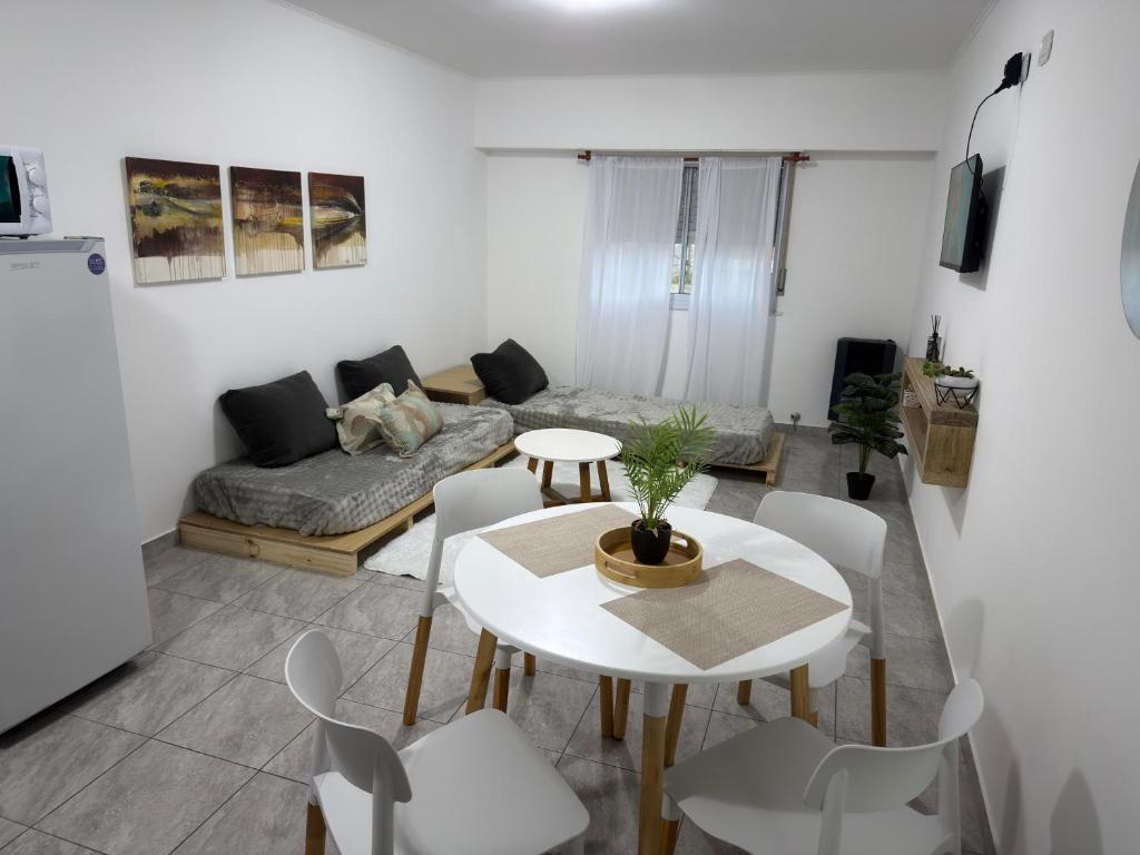 a living room with a table and a couch at San Vicente in Olavarría