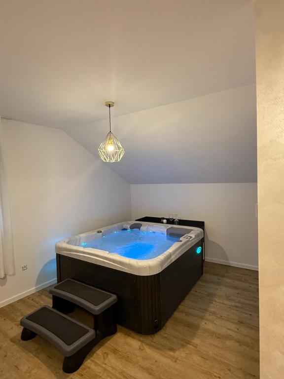 ein Whirlpool in der Ecke eines Zimmers in der Unterkunft Valina in Kozinšćak