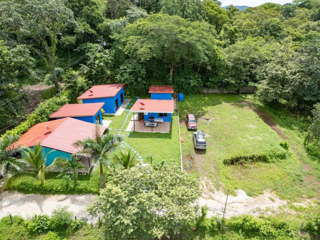 an aerial view of a house with a car parked next to it at POSADA MIRADIA in Matapalo