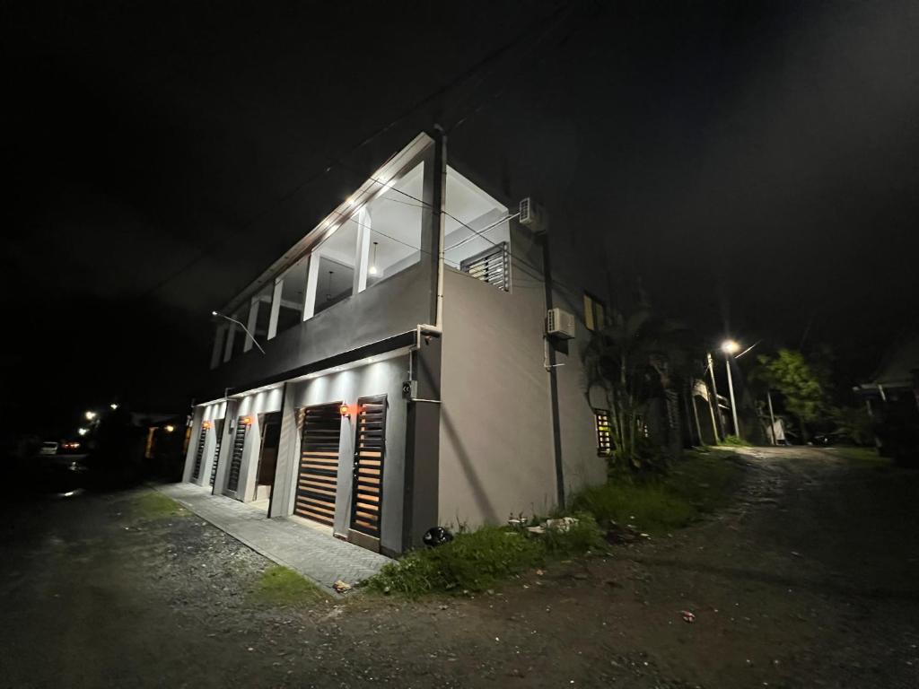 a building at night with lights on the side of it at Arrendamientos portillo in Puerto Barrios
