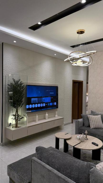 a living room with a couch and a tv at شقه ثلاث غرف بحي المروه in Jeddah