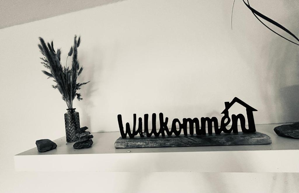 a shelf with a sign that reads william istg at FeWo Wanderlustig in Wolfstein