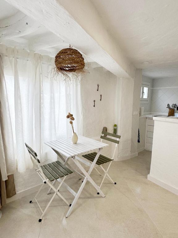 a white table and chairs in a room with a ceiling at Loft en Binibeca in Binibeca