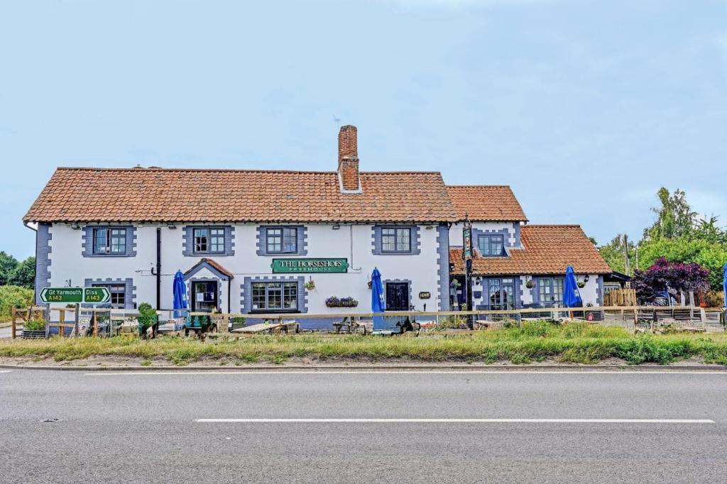a building on the side of the road at The BILLINGFORD HORSESHOES in Scole