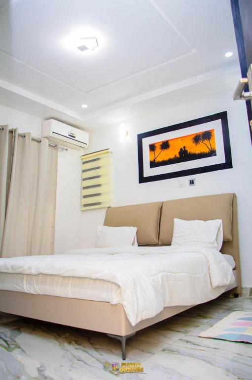 a bedroom with a large bed in a room at La MAISON SEONE PREMIUM in Abidjan