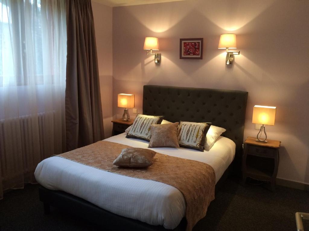 Postel nebo postele na pokoji v ubytování Hôtel Spa & Restaurant Ô Pervenches