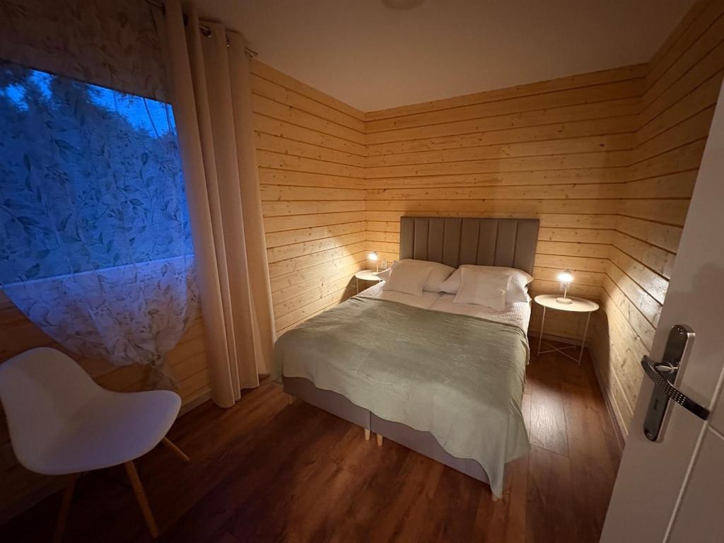 a small bedroom with a bed and a window at Accommodation under the Oaks in Dramino