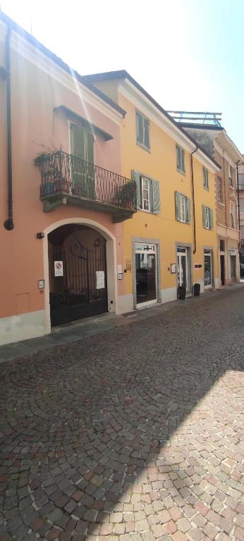 a cobblestone street in front of a building at Alloggio Maia 2 in Biella