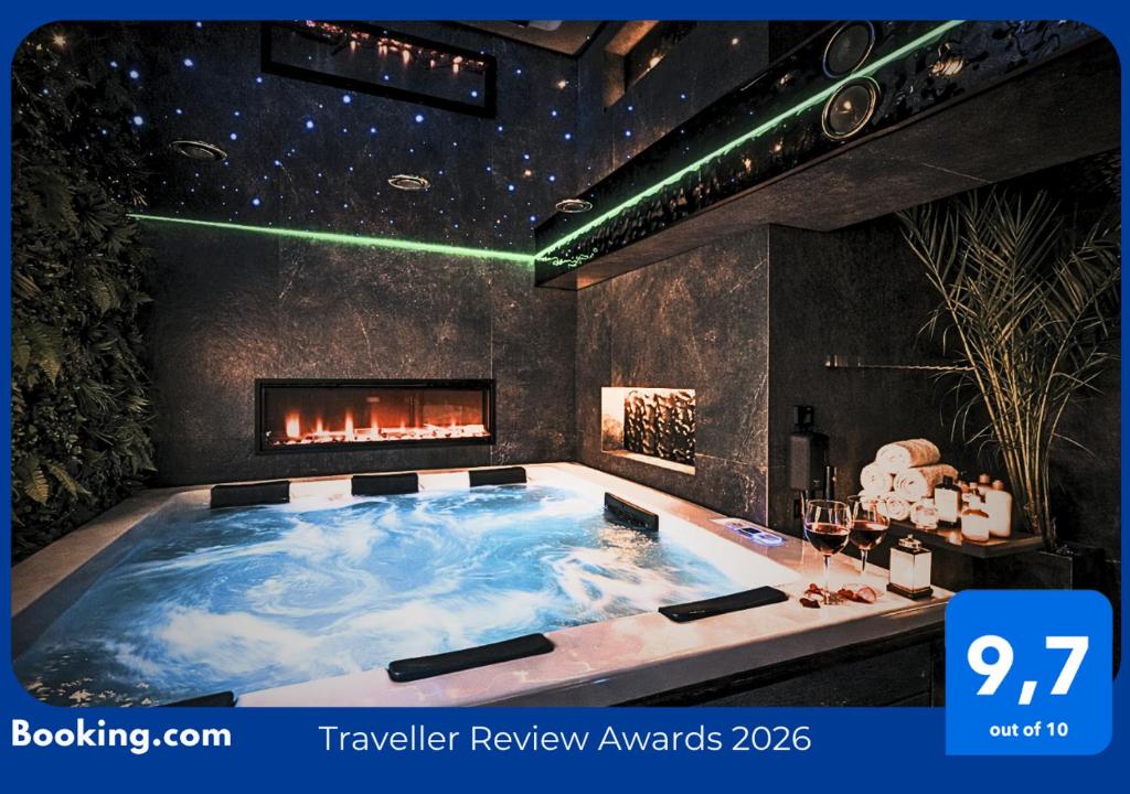 a hot tub in a room with a fireplace at Siedmiu Króli Rooms&SPA in Bukowina Tatrzańska