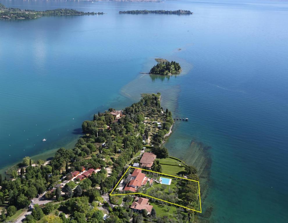 eine Insel inmitten eines Wasserkörpers in der Unterkunft Villa Elena in Manerba del Garda