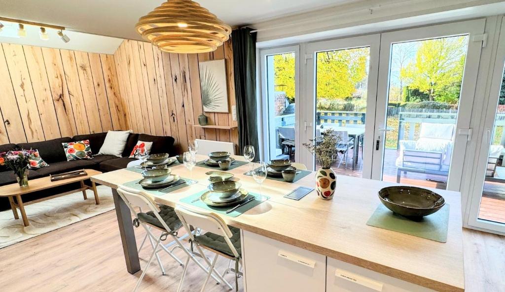 eine Küche und ein Wohnzimmer mit Tisch und Stühlen in der Unterkunft Le BrasÔvert in Bras