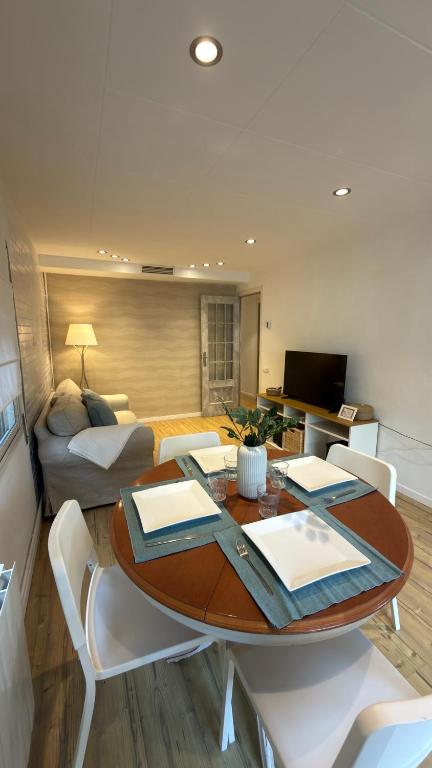 Cozy three-bedroom apartment by the beach - Three-Bedroom Apartment