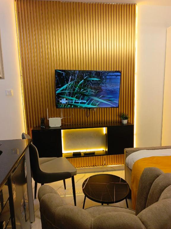 ein Hotelzimmer mit Bett und Fernseher in der Unterkunft yNest Studio in Syokimau
