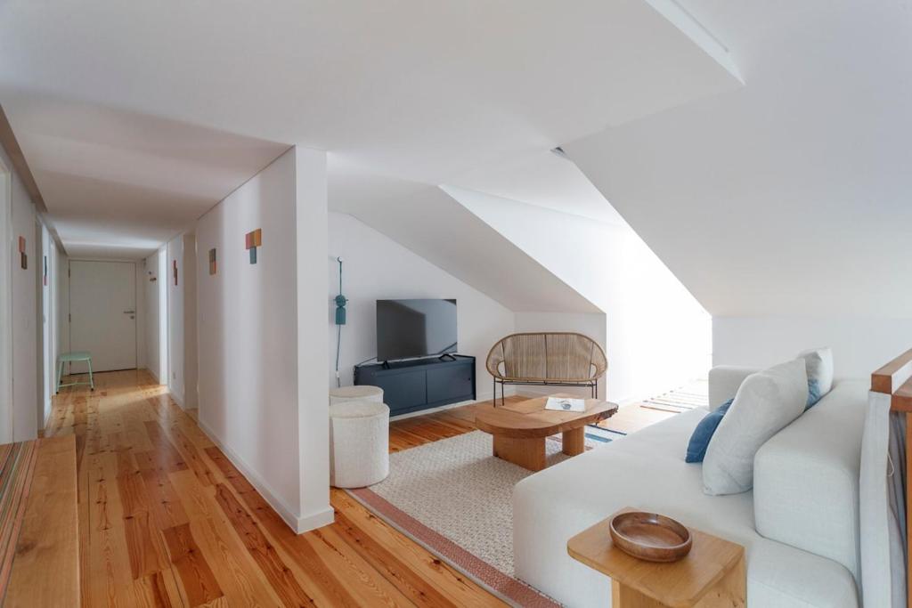 Sophisticated 3BR in Historic Chiado Sleeps 10