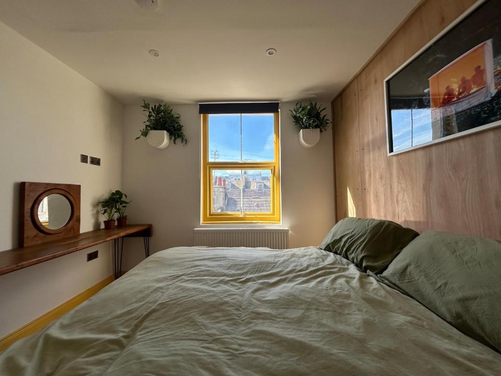 a bedroom with a bed and a window at Sauna flat Central Brighton in Brighton & Hove