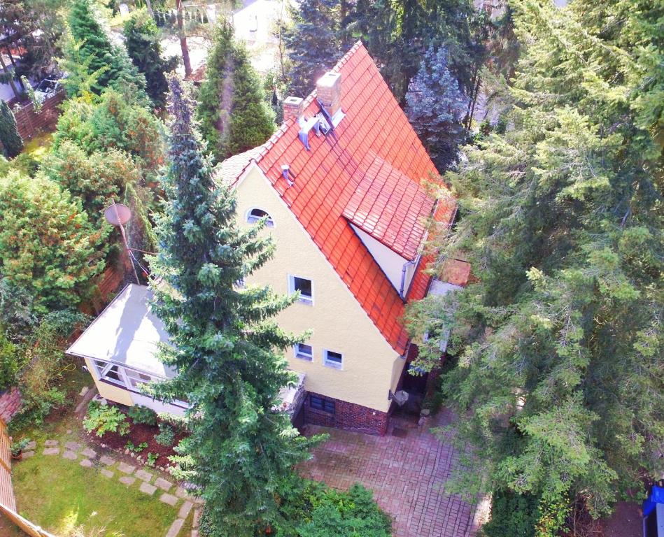 eine Aussicht auf ein Haus mit orangefarbenem Dach in der Unterkunft Ferienhaus Sanssouci in Stahnsdorf