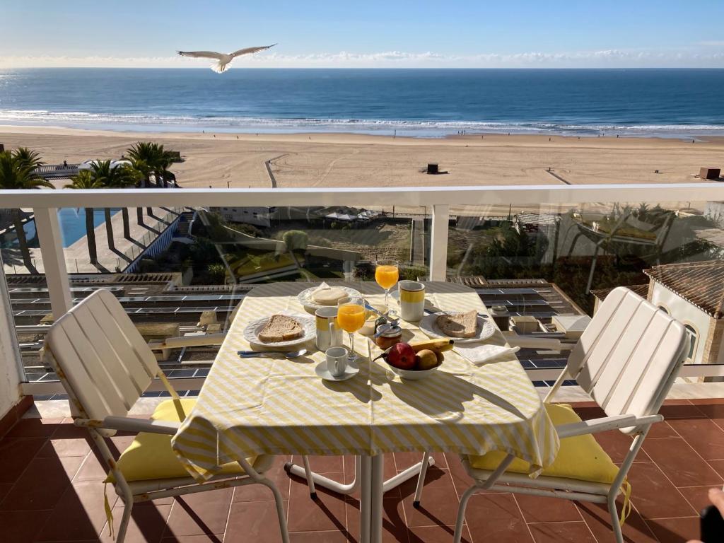 Mar no Horizonte - Seafront 2BR Apartment with Balcony and Garage