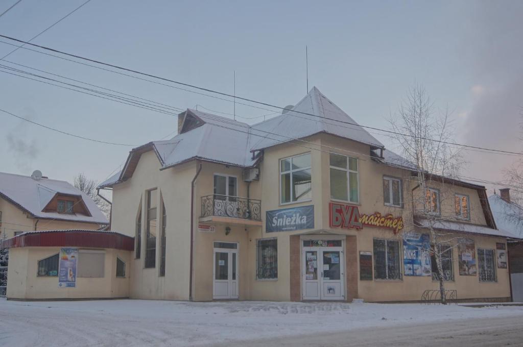 亞西尼亞的住宿－Zirka Karpat，雪中街道上的建筑