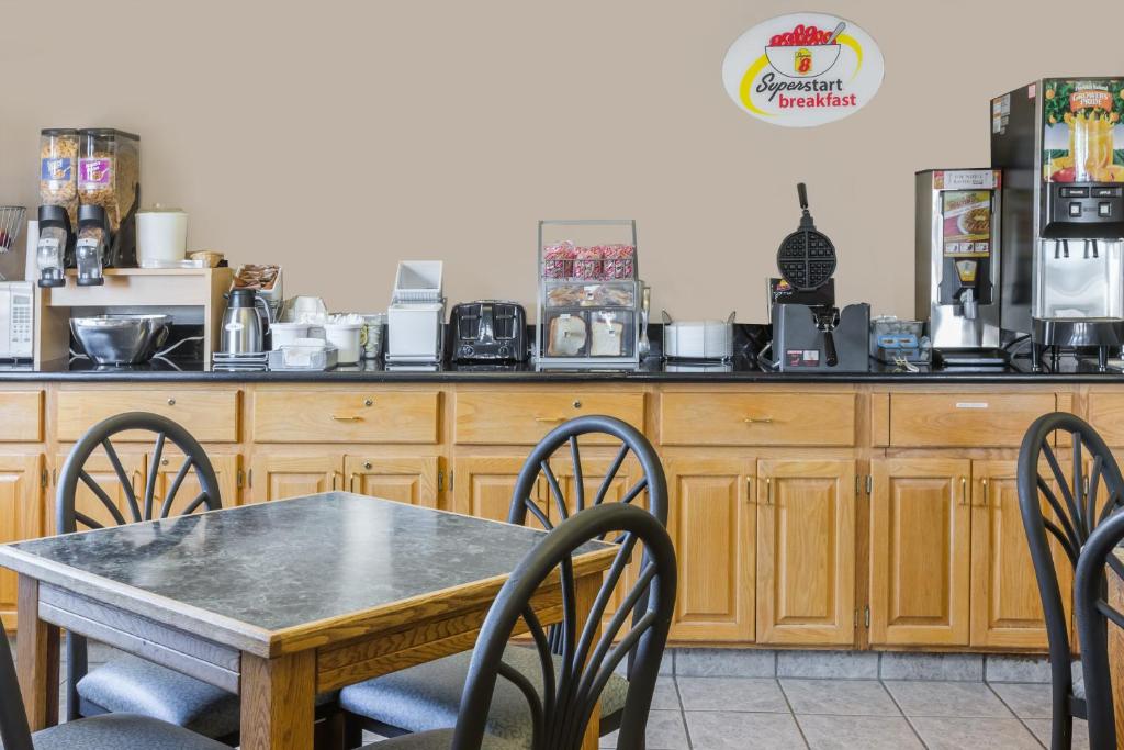 Příslušenství pro přípravu čaje a kávy v ubytování Super 8 by Wyndham Sioux City South