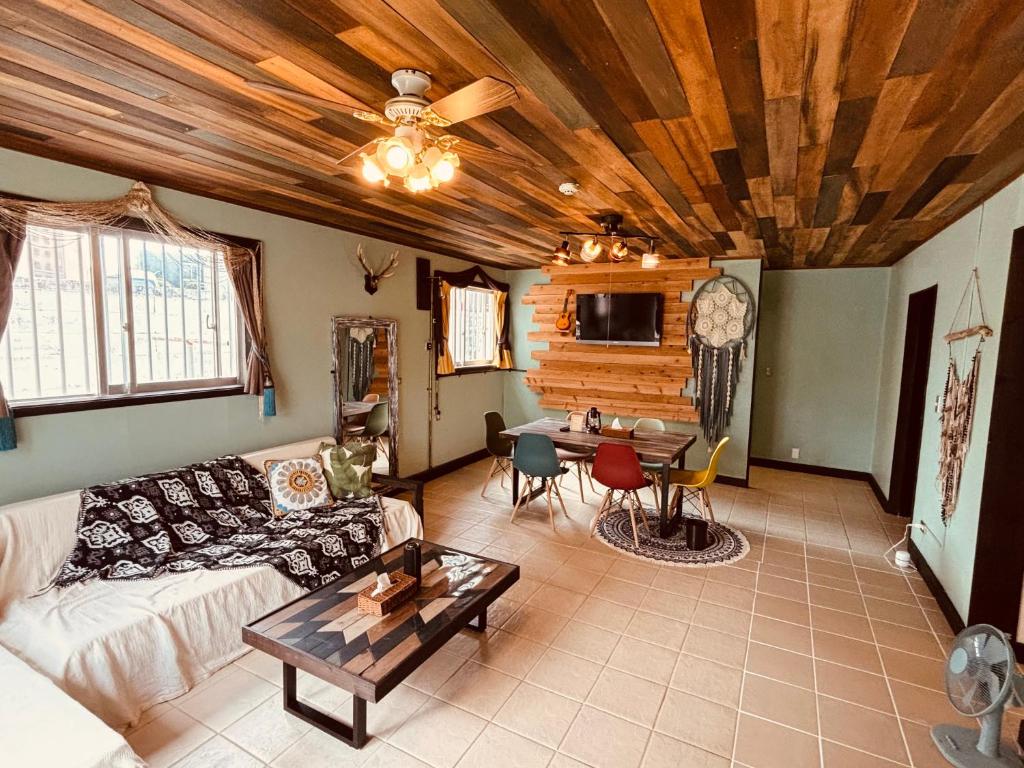 a living room with a couch and a table at Cottage ke'oke'o in Yomitan