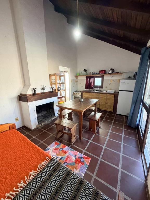 a living room with a table and a kitchen at Mar y Sal in Punta Del Diablo