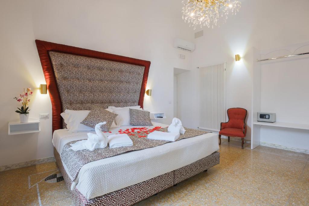 a bedroom with a bed with two swans on it at Maison 900 in Tivoli