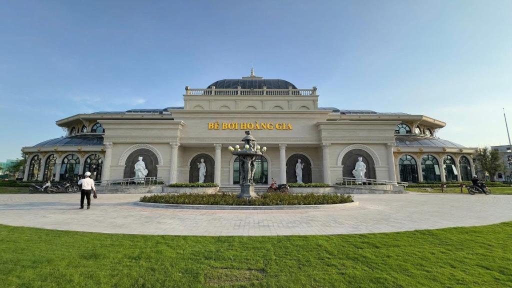 a large building with a fountain in front of it at Na homes coffee in Binh Hai