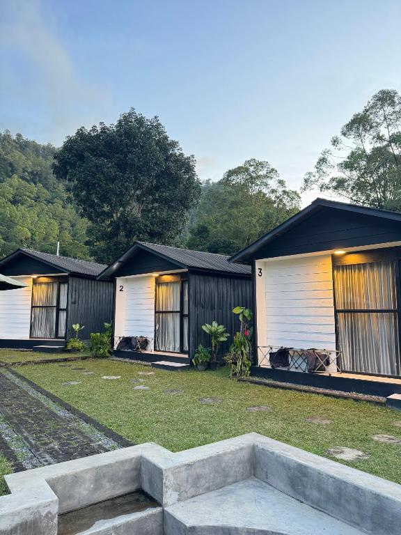 a row of cottages with a lawn in front of them at Ginastro Hom in Bangli