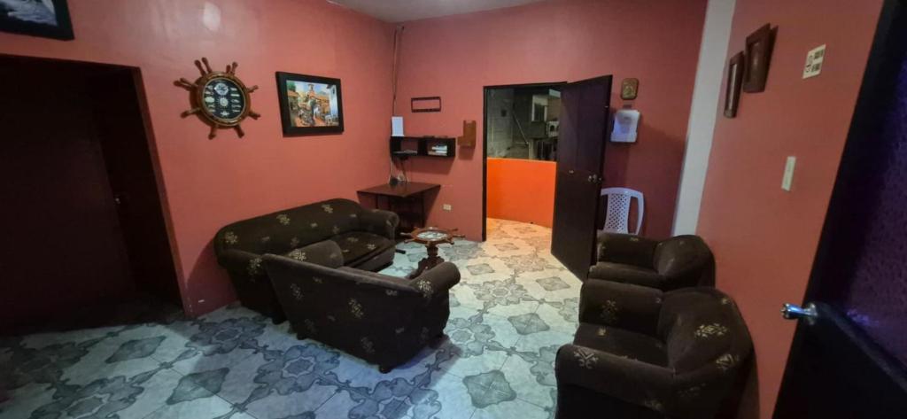 a living room with two chairs and a table at Casa de Lewis in San Cristóbal
