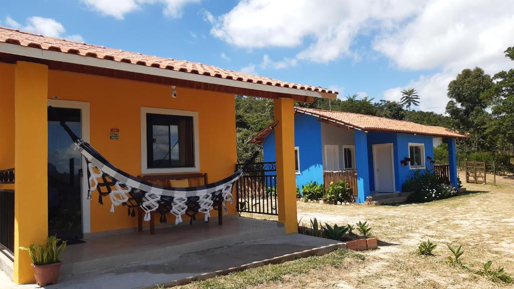 a house with orange and blue paint at Chalé inteiro Canto da Graúna in Ibicoara