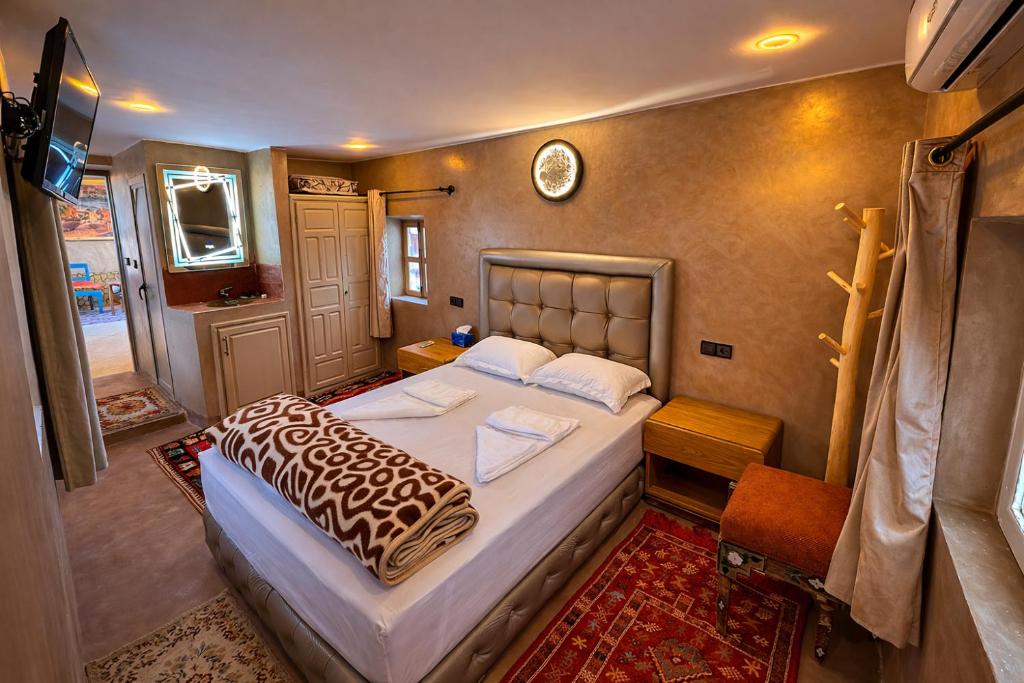 a bedroom with a large bed in a room at Maison Gourdia in Zouiyya