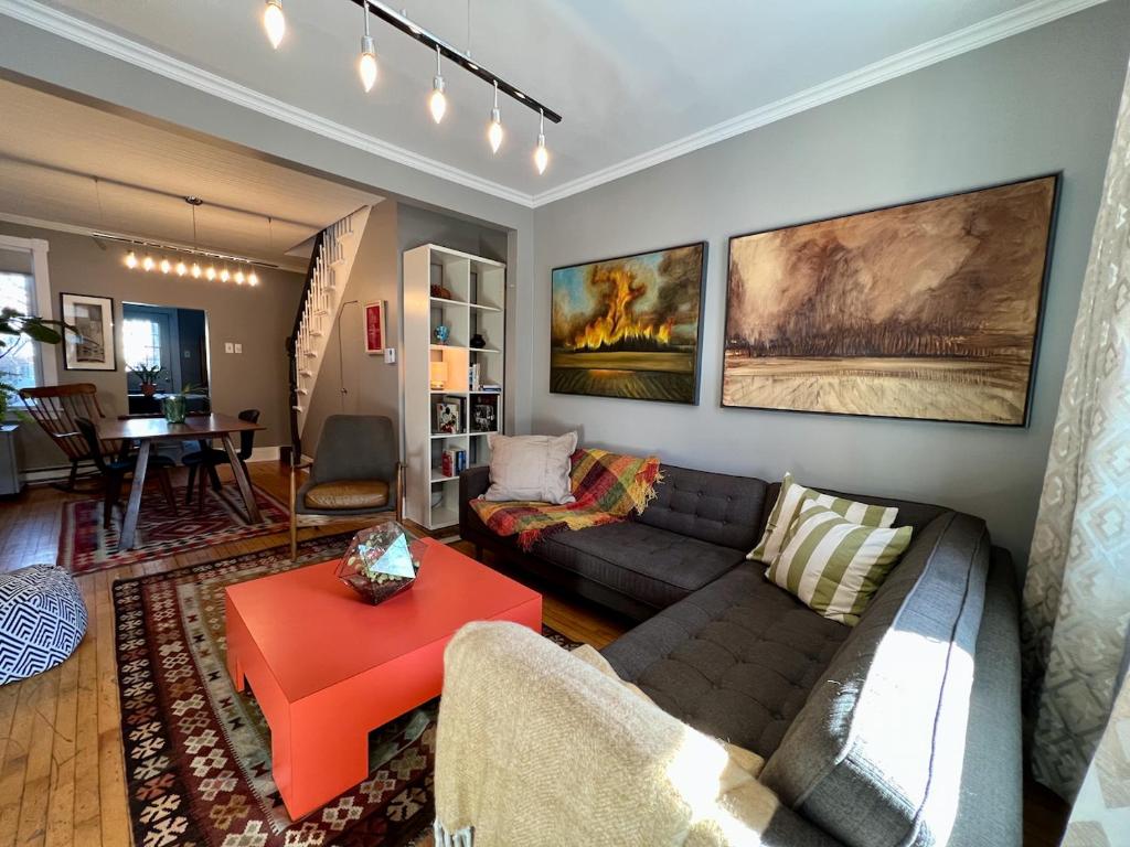 a living room with a couch and a table at Maison Quartier du Musée in Gatineau