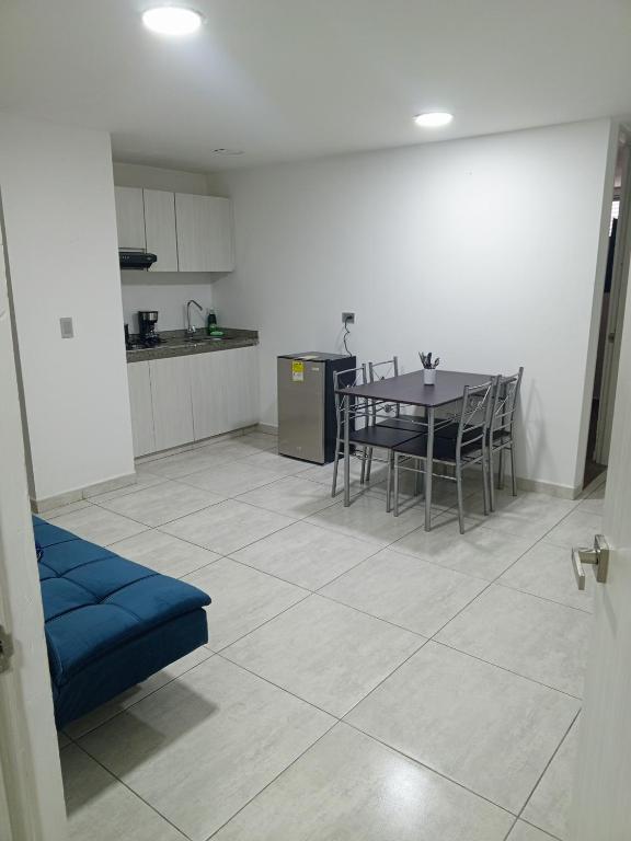 a kitchen and dining room with a table and chairs at Dónde Habita in Circasia